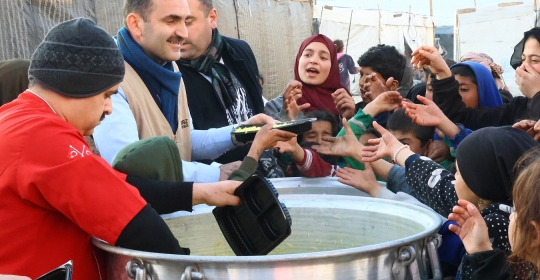 Lübnan’da Çadır Kentte Ramazan-ı Şerif Boyunca İftarlık ve Gıda kolileri Dağıttık